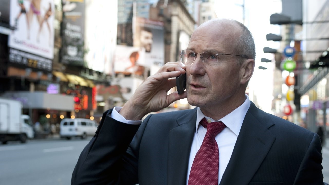Mężczyzna w garniturze, który dzwoni przez telefon