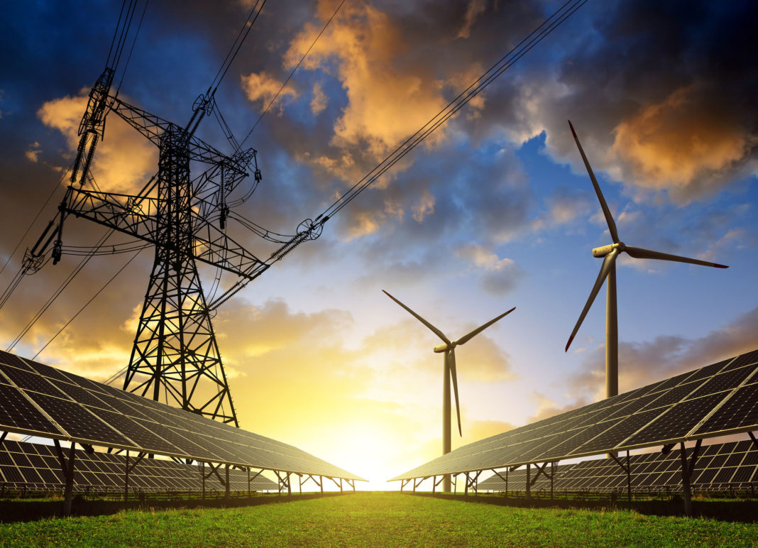 Energia odnawialna na tle zachodzącego słońca