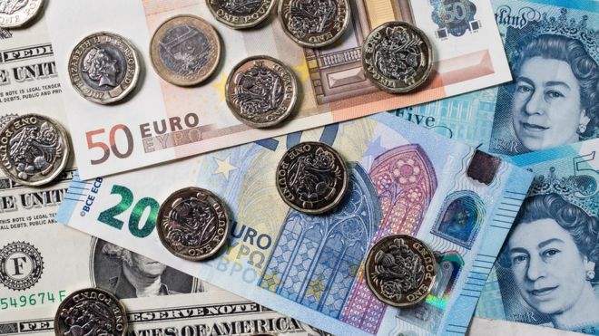 Monety leżące na banknotach