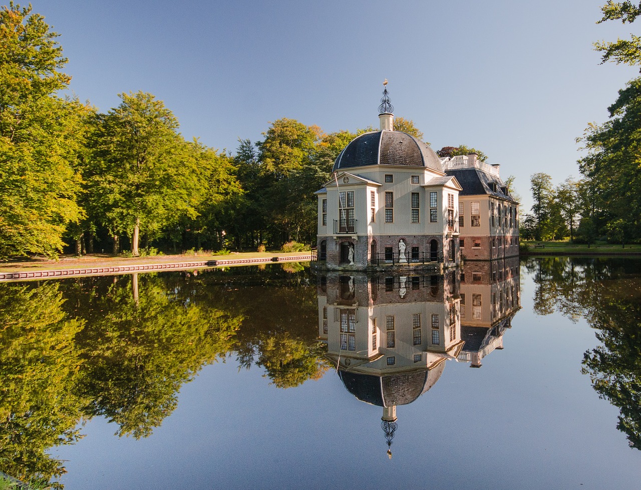 XVII-wieczny dwór nad stawem