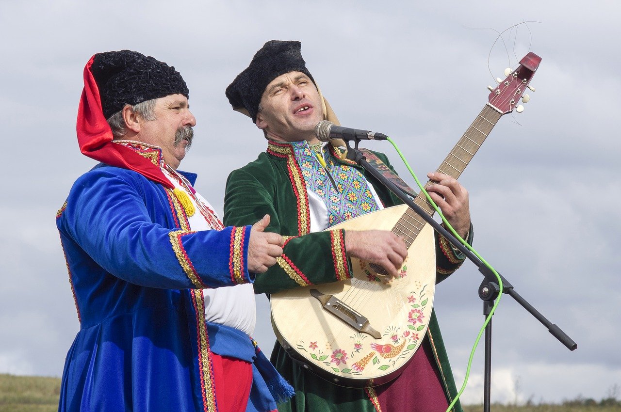 Dwóch Ukraińców w średnim wieku śpiewających tradycyjne pieśni