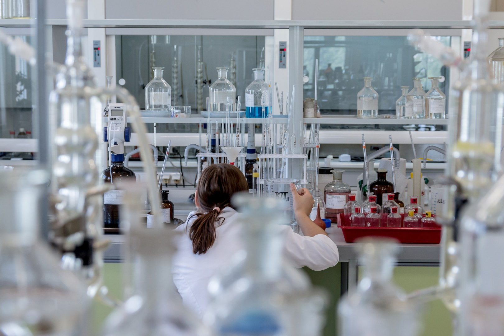 Obraz przedstawia kobietę w laboratorium
