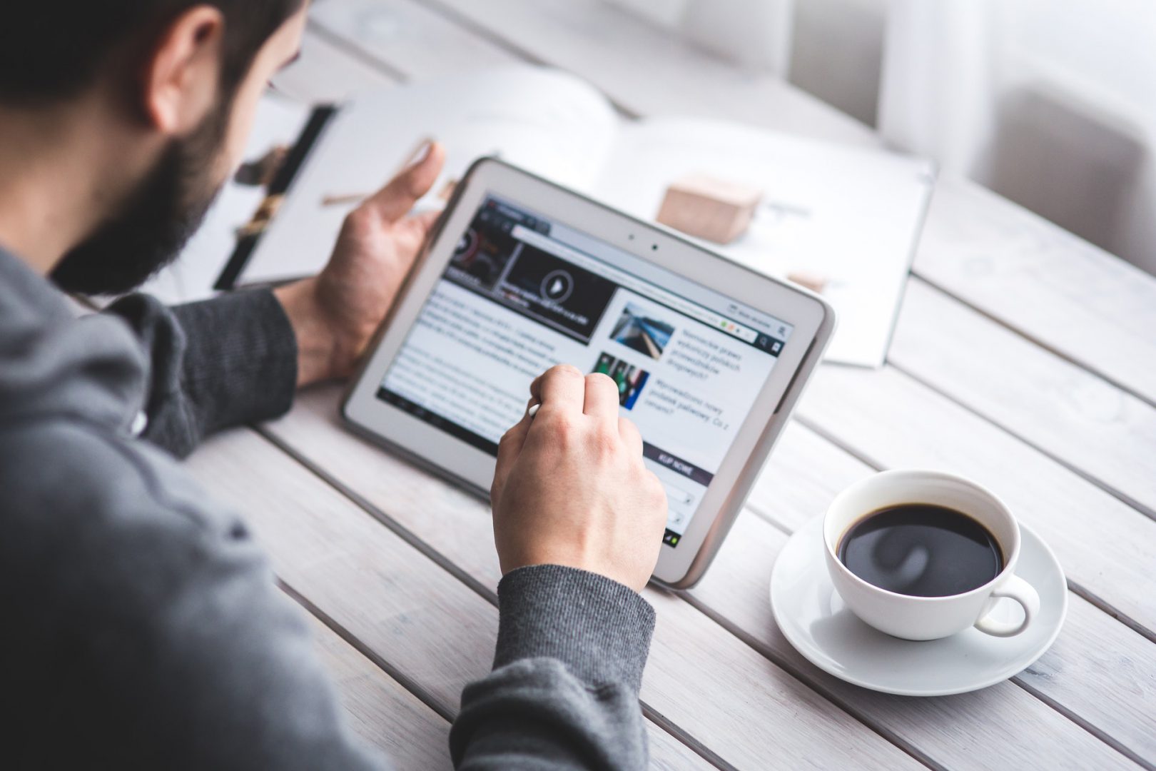 Mężczyzna poszukujący informacji na tablecie
