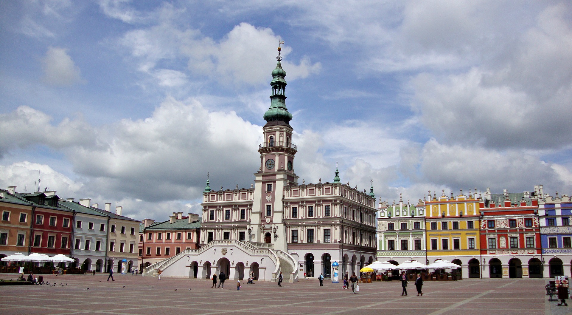 Obraz przedstawia Stary Rynek w Zamościu