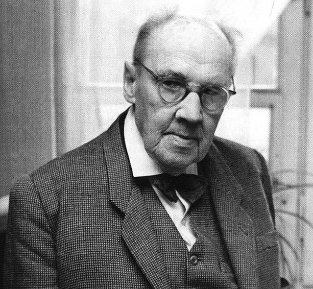 Stary mężczyzna w okularach