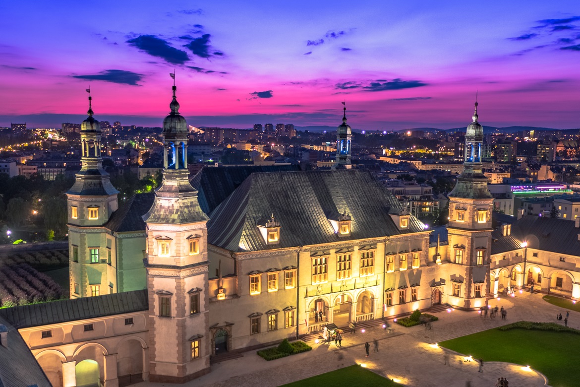Jakie kursy maturalne oferuje IWK w Kielcach?
